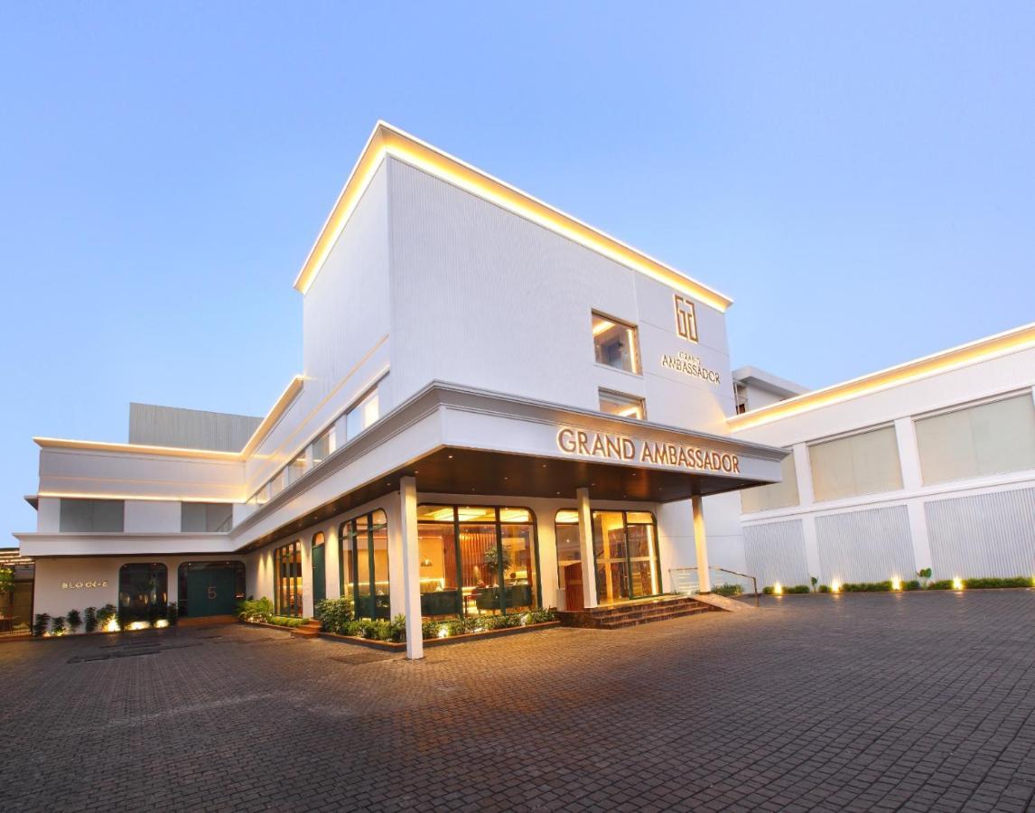 The Grand Ambassador Hotel Kottayam Exteriör bild